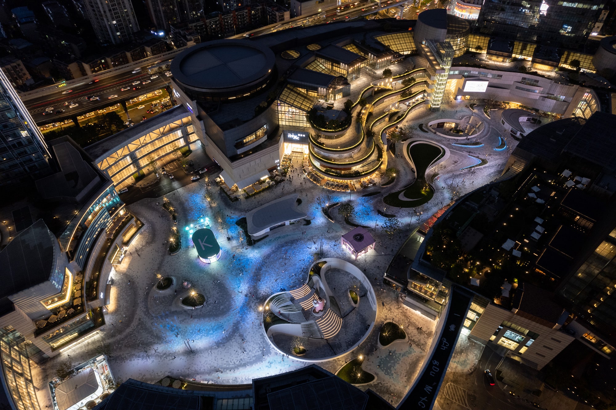 The MixC Chengdu Central Square — Chengdu, China: diseño de iluminación arquitectónica de Lichtvision (arquitectura de Zaha Hadid Architects)