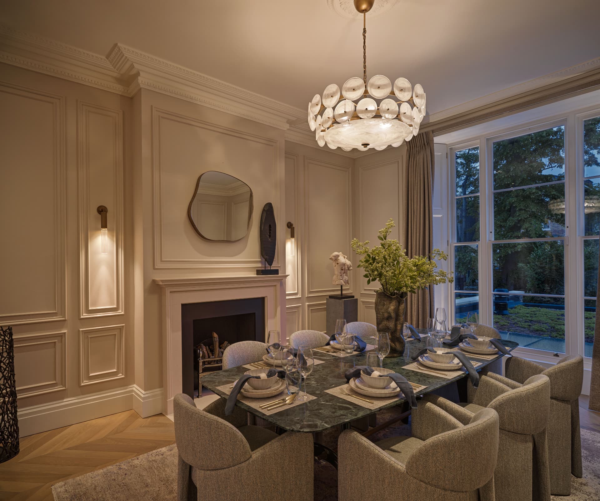 Clifton Hill — London, Vereinigtes Königreich: Victorian dining room with pendant and wall lights