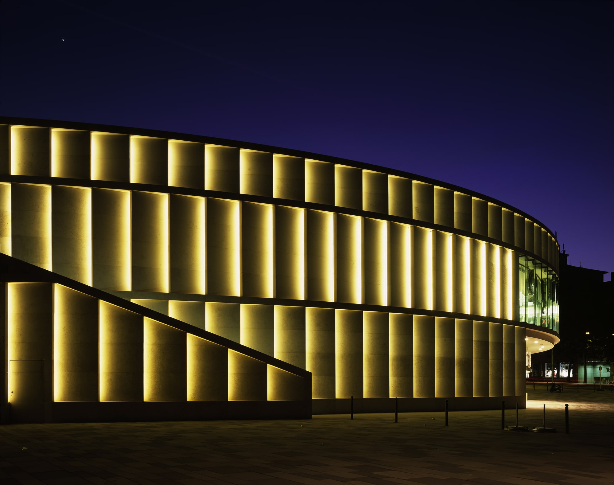 Shopping Mall Liliencarré — Wiesbaden, Germany: architectural lighting design by Lichtvision (architecture by ARGE Kramm & Strigl, Ortner & Ortner Baukunst)