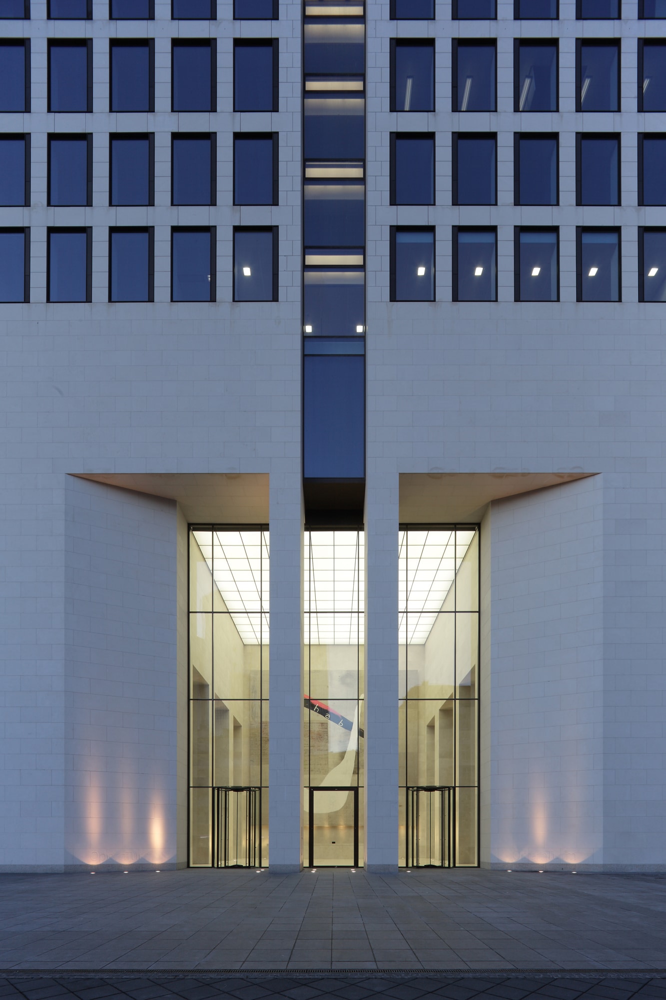 Opernturm Frankfurt — Frankfurt, Germany: lighting design view 6 of 8, by Lichtvision