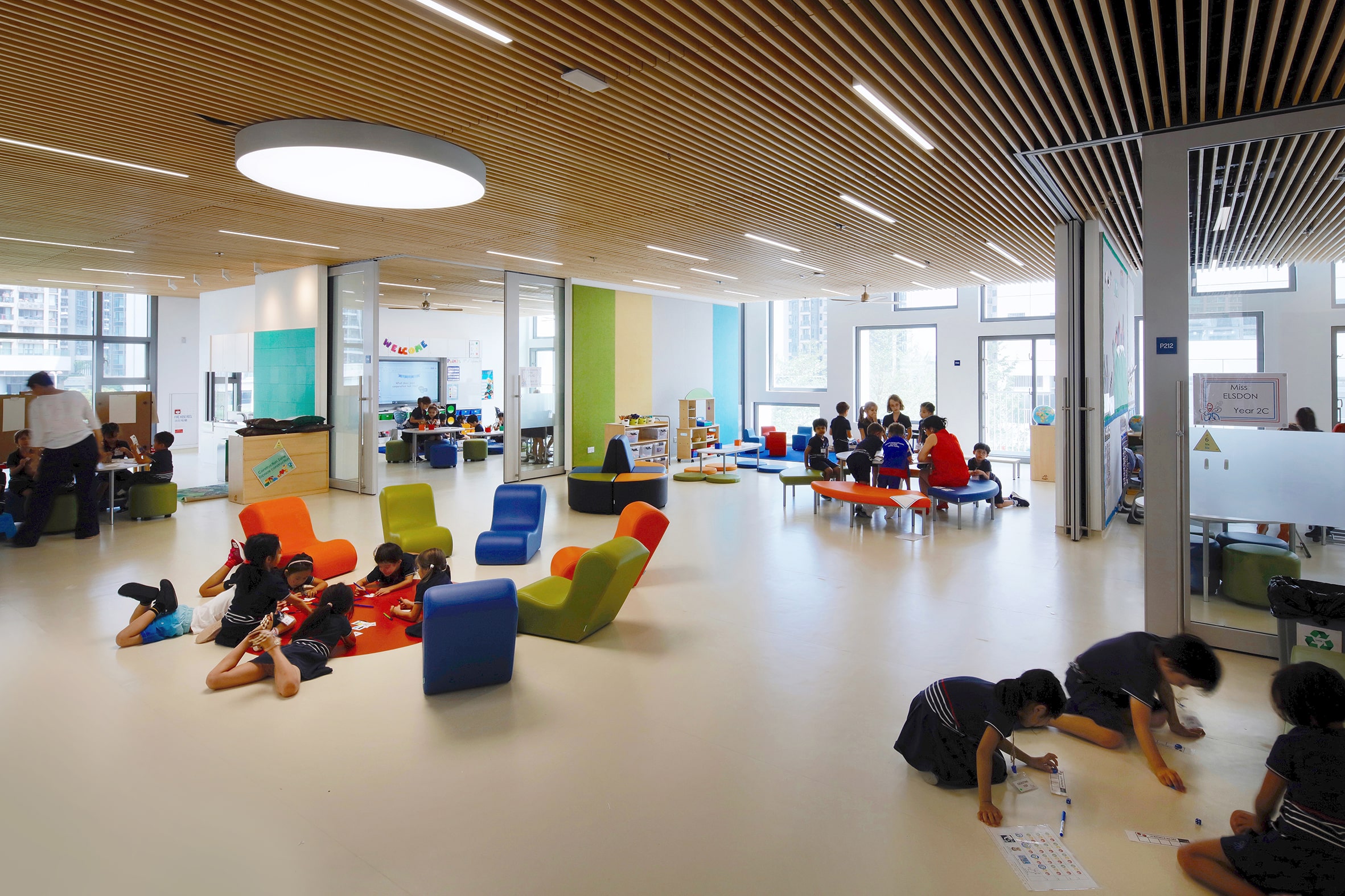 French International School — Hong Kong, China: iluminación, vista 6 de 11, de Lichtvision