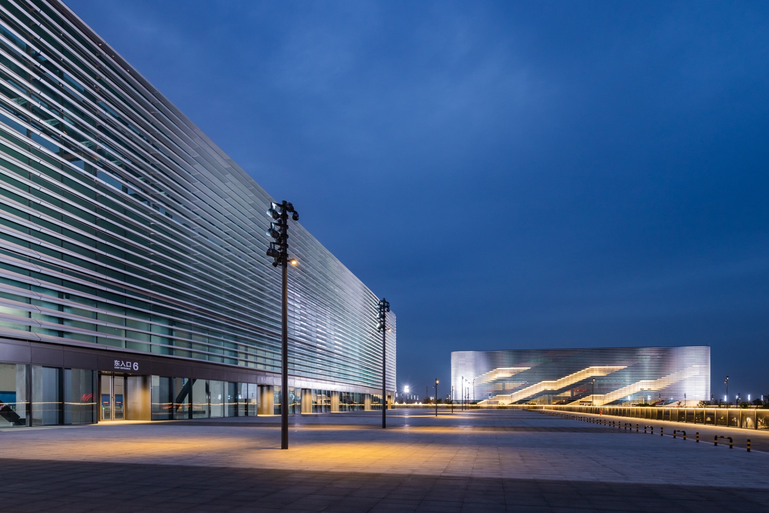 Dong'An Lake Sports Center — Chengdu, China: diseño de iluminación arquitectónica de Lichtvision (arquitectura de China Southwest Architectural Design and Research Institute)