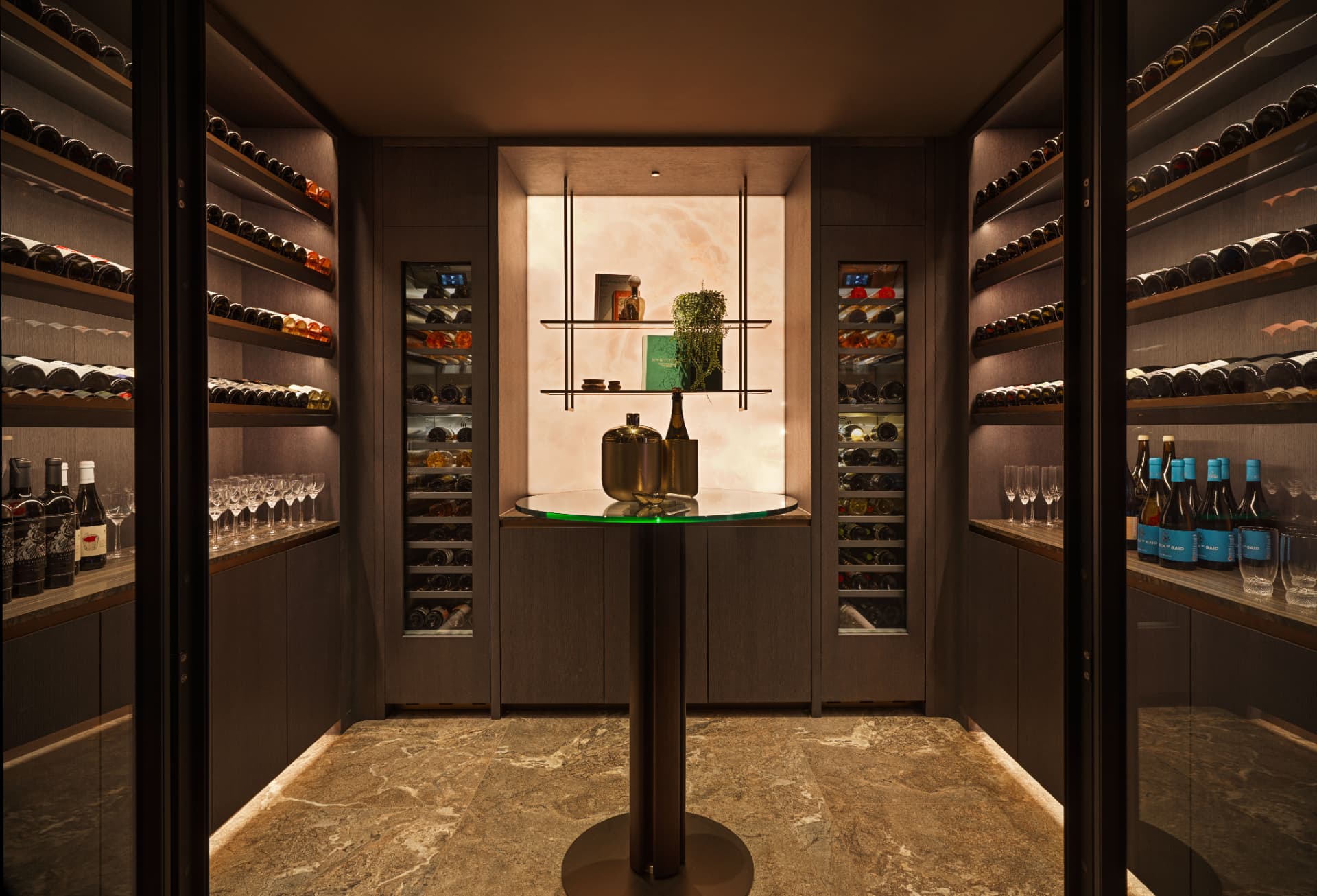 Clifton Hill — London, Vereinigtes Königreich: Wine room with backlit onyx display