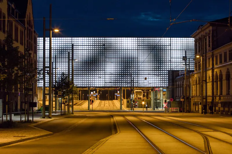 Swarm Study / IX, Chemnitz Hauptbahnhof — interaktive LED-Medienfassade von Lichtvision mit Random International