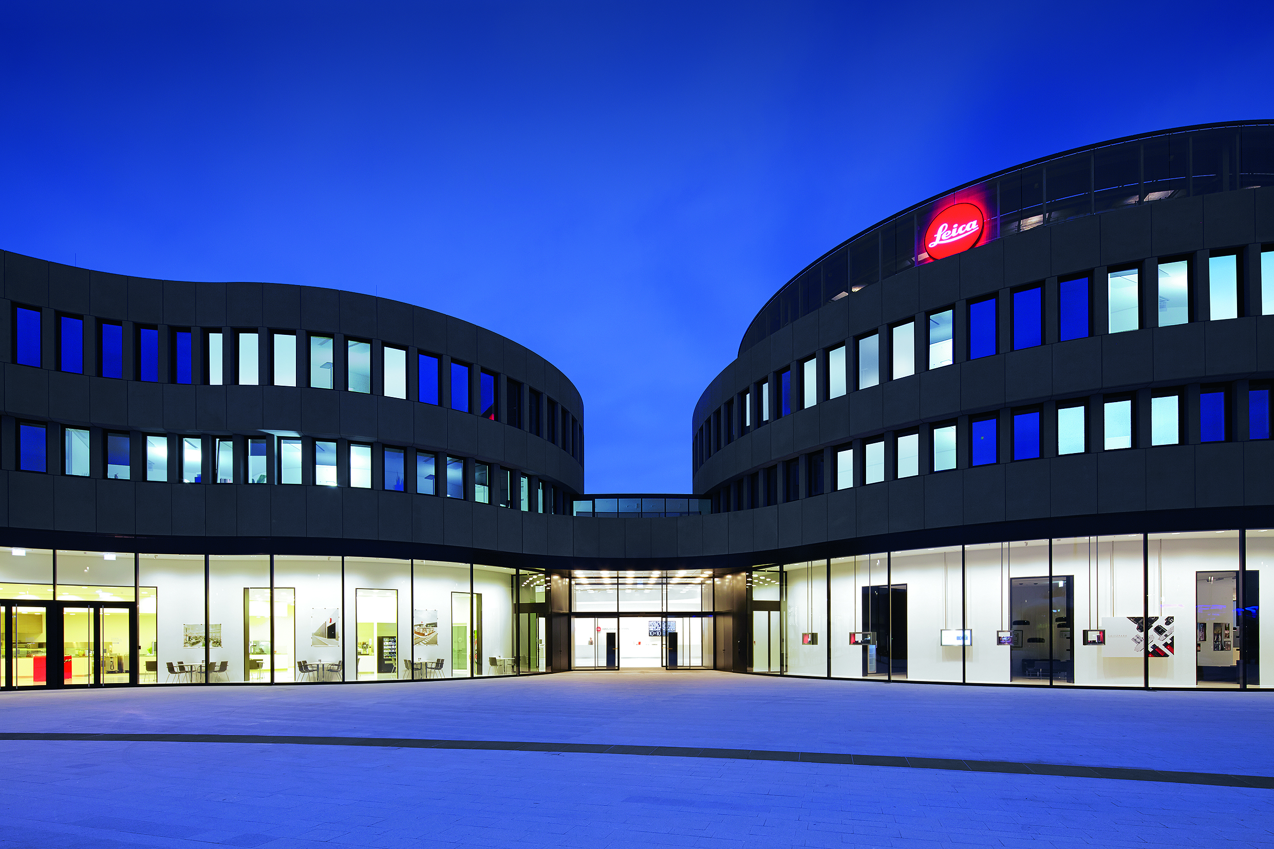 Leica Camera — Wetzlar, Alemania: diseño de iluminación arquitectónica de Lichtvision (arquitectura de Gruber + Kleine-Kraneburg)