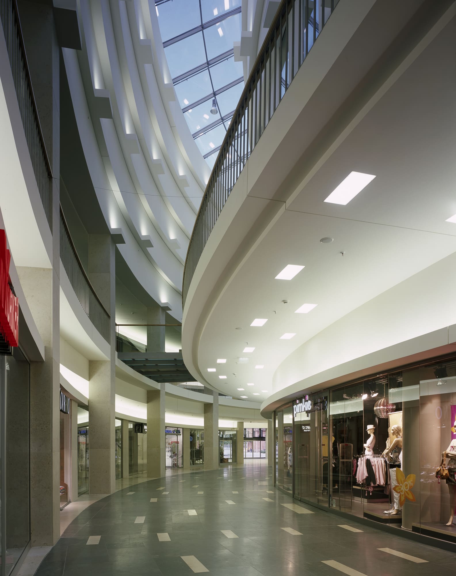 Shopping Mall Liliencarré — Wiesbaden, Deutschland: Lichtplanung, Ansicht 5 von 5, von Lichtvision