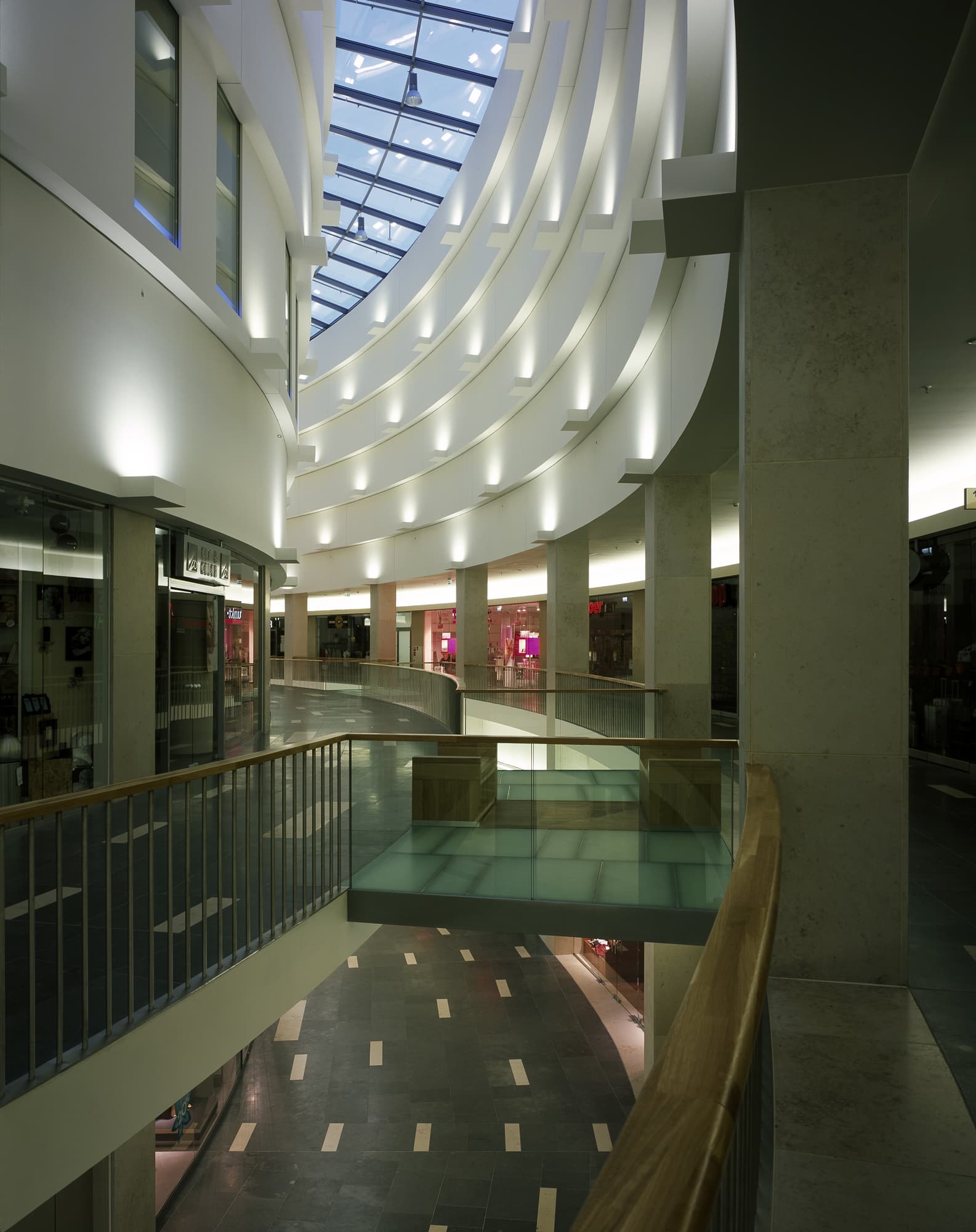 Shopping Mall Liliencarré — Wiesbaden, Deutschland: Lichtplanung, Ansicht 3 von 5, von Lichtvision
