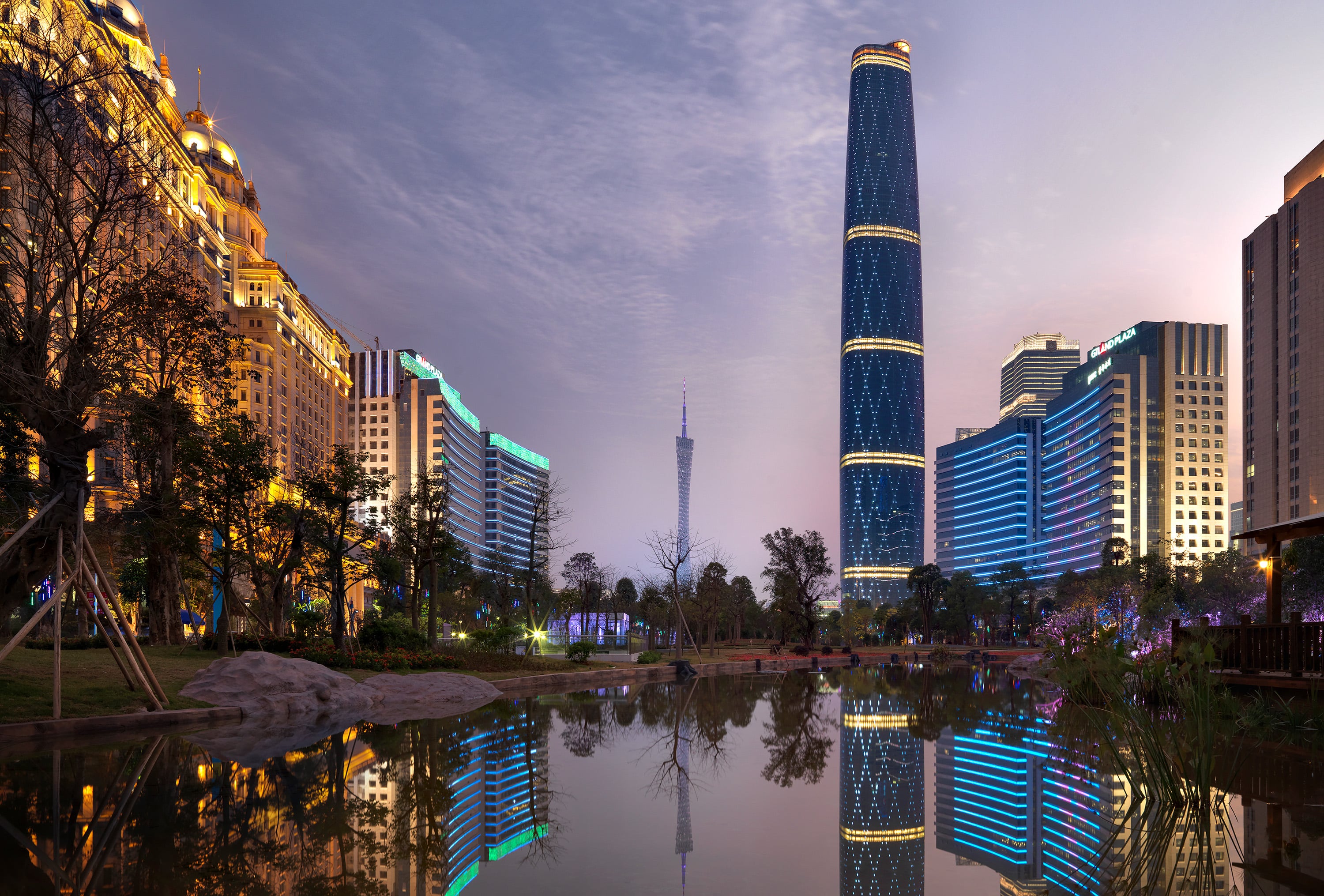 Guangzhou International Finance Center — Guangzhou, China: architektonische Lichtplanung von Lichtvision (Architektur von Wilkinson Eyre Architects)