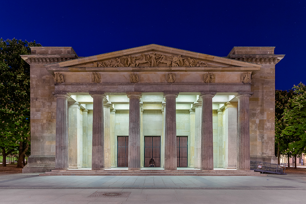 Neue Wache — Berlín, Alemania: diseño de iluminación arquitectónica de Lichtvision (arquitectura de Karl Friedrich Schinkel)