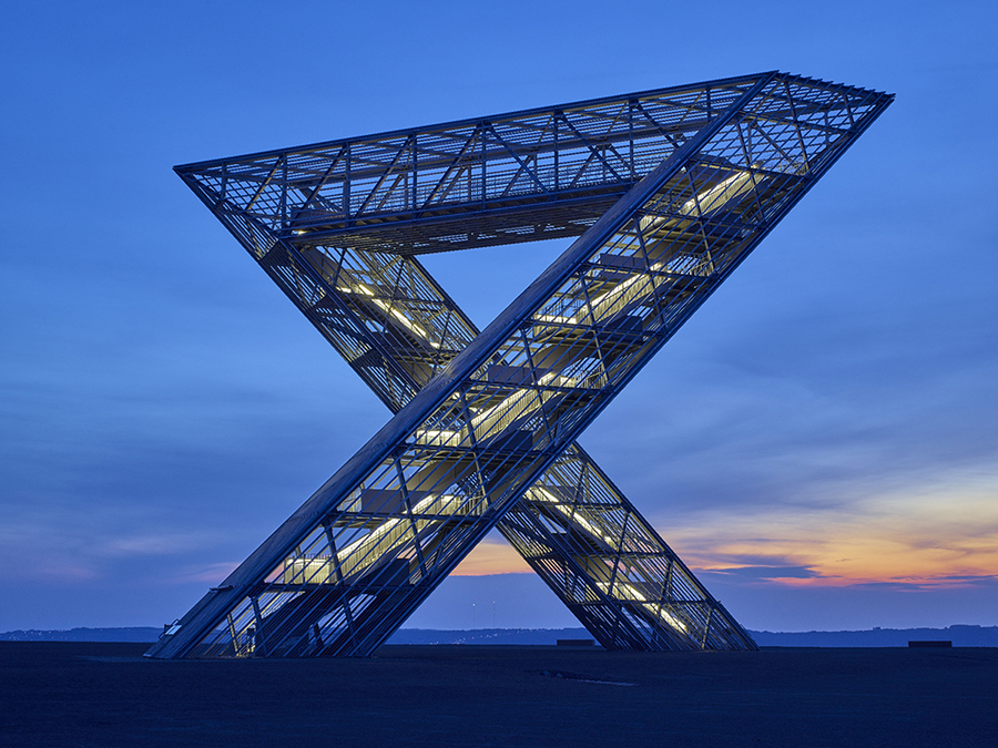Saarpolygon — Ensdorf, Alemania: diseño de iluminación arquitectónica de Lichtvision (arquitectura de Pfeiffer Sachse Architekten)