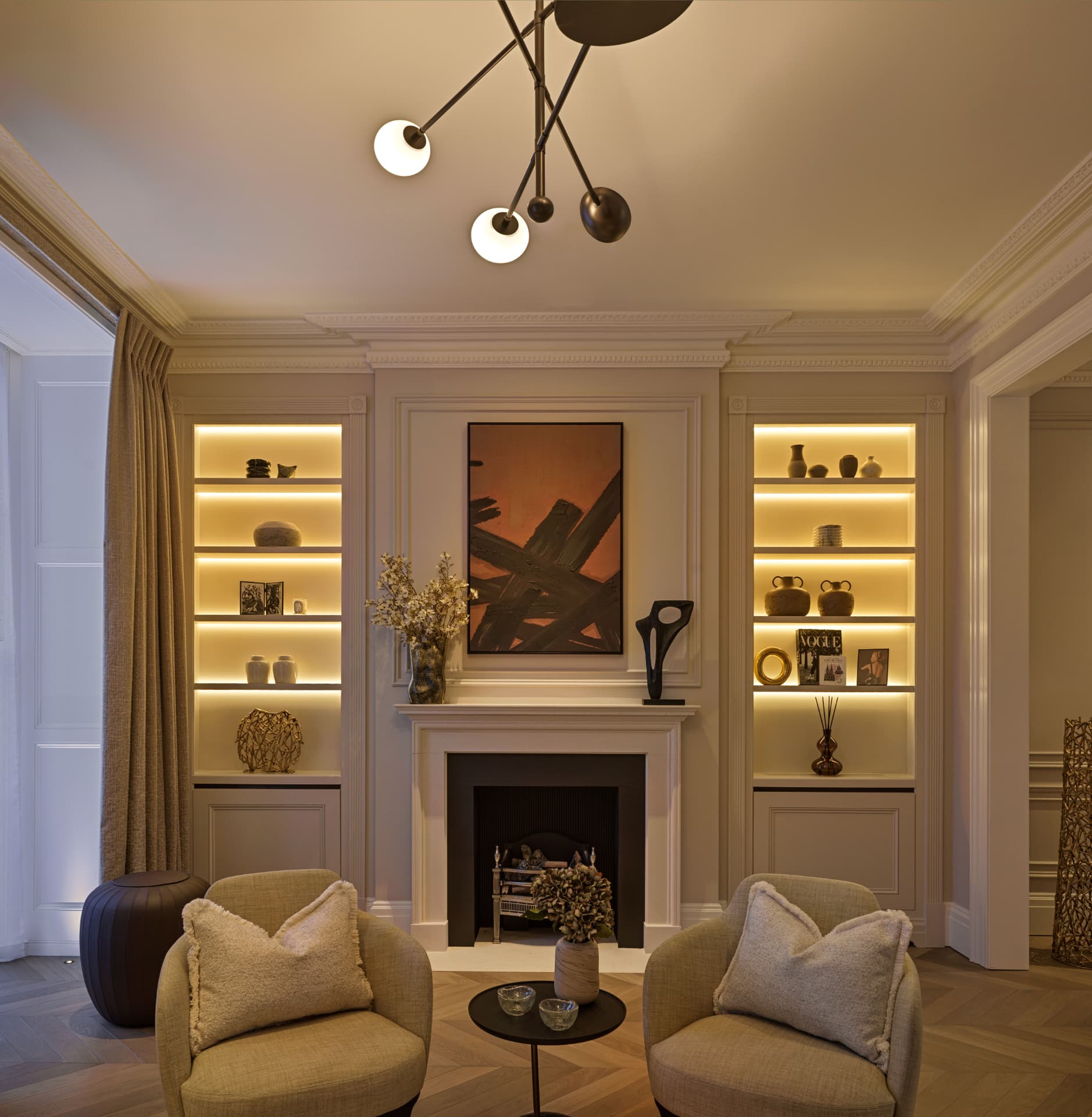 Clifton Hill — London, Vereinigtes Königreich: Living room with fireplace and lit shelving
