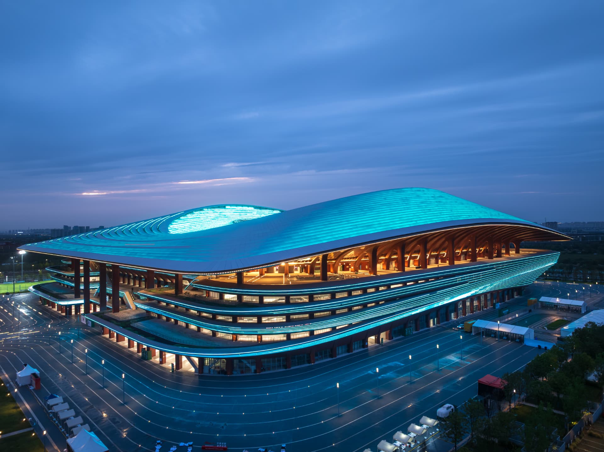 Estadio Internacional de Fútbol de Xi'an — Xi'an, China: diseño de iluminación arquitectónica de Lichtvision (arquitectura de Zaha Hadid Architects)