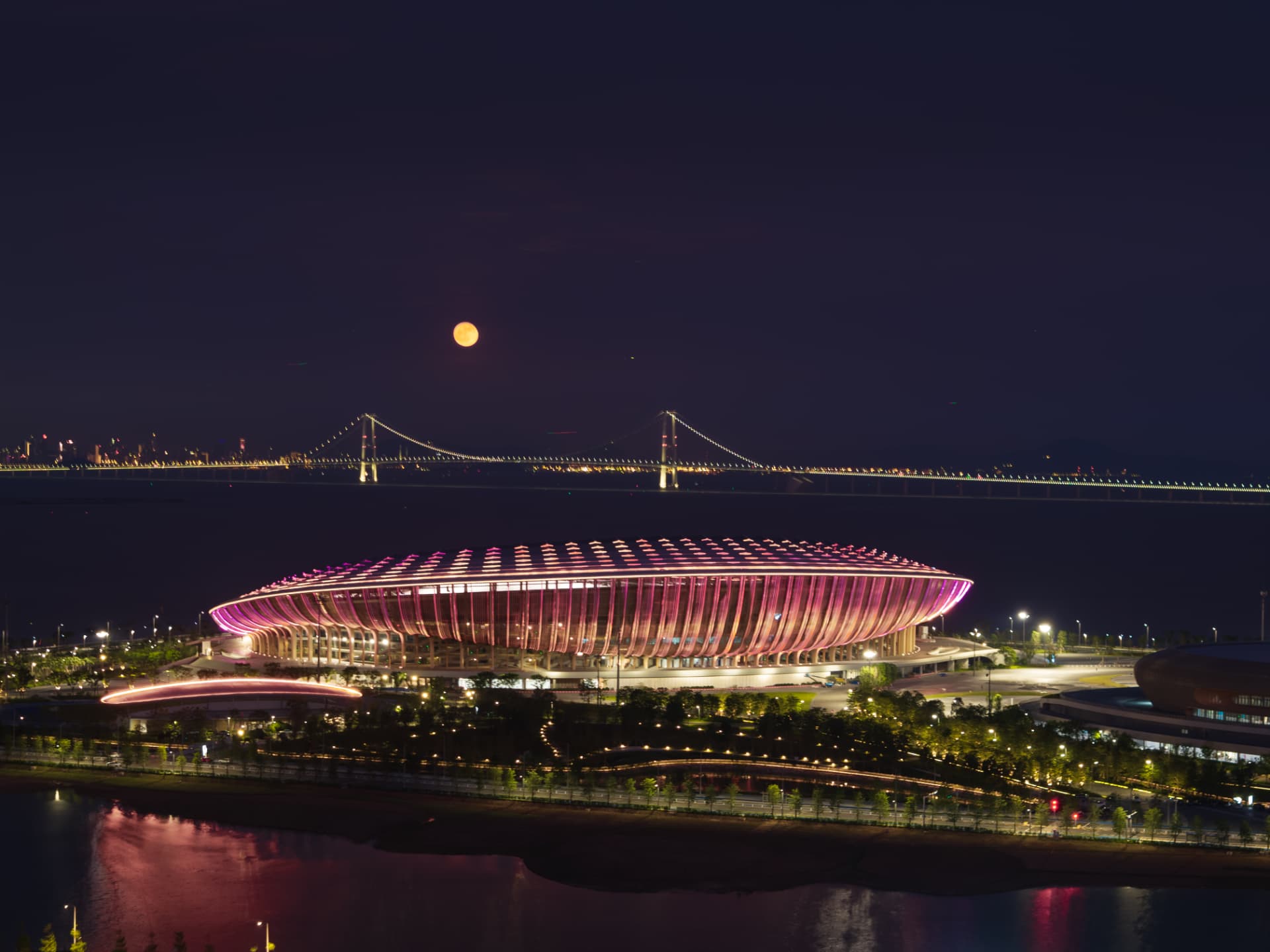 Estadio Nan Sha — Guangzhou, China: Nan Sha Stadium, Guangzhou — arena with full moon over the Pearl River estuary