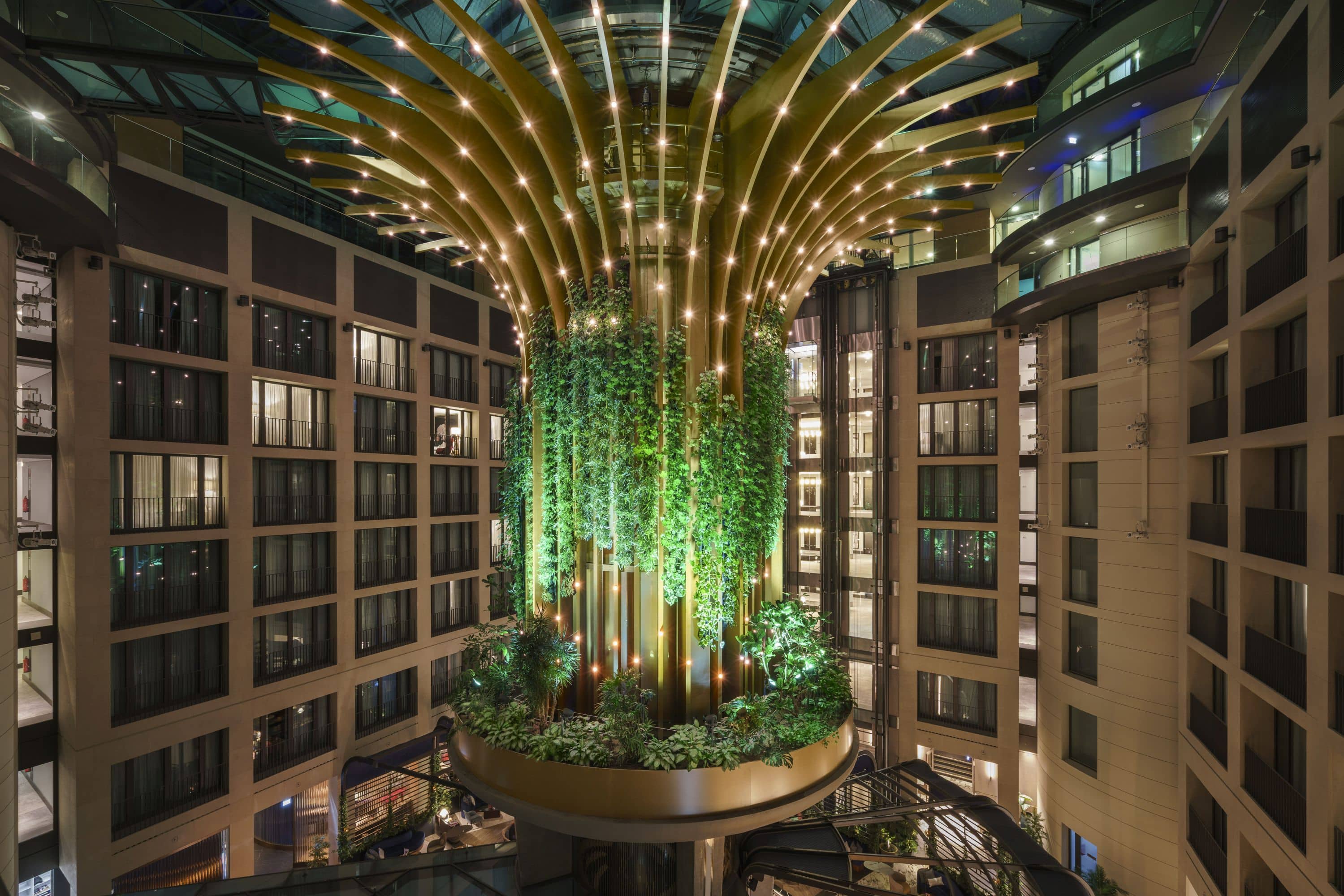 The Living Tree at the Radisson — Berlin, Deutschland: architektonische Lichtplanung von Lichtvision (Architektur von dan pearlman)