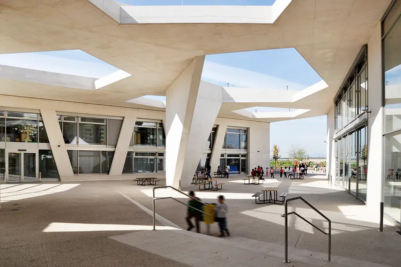 Deutsche Schule Madrid — Tageslichtkonzept von Lichtvision