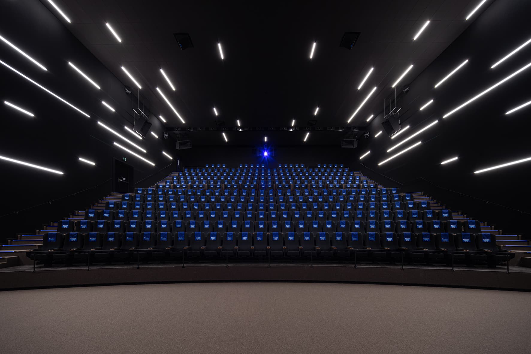Blue Cinema Chur — Chur, Suiza: iluminación, vista 5 de 9, de Lichtvision