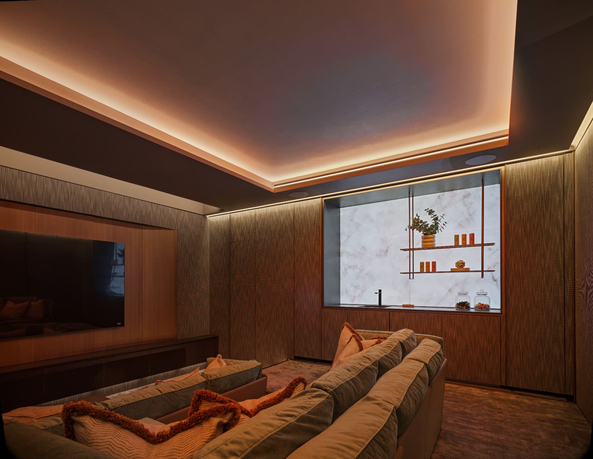 Clifton Hill — London, Vereinigtes Königreich: Basement cinema room with cove lighting