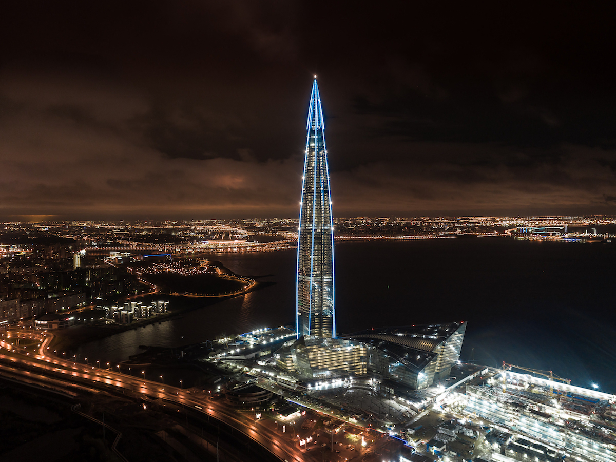 Lakhta Center - Facade Lighting Design — San Petersburgo, Rusia: iluminación, vista 2 de 3, de Lichtvision