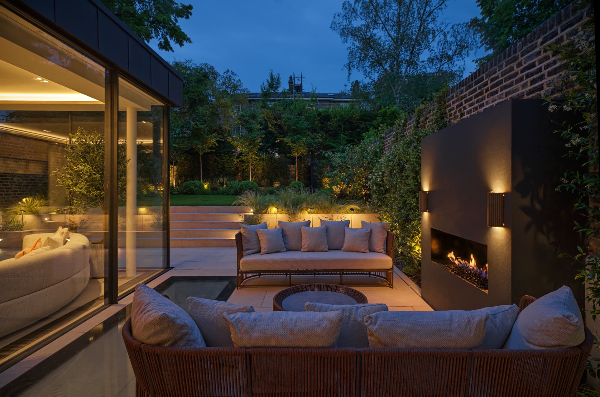 Clifton Hill — London, Vereinigtes Königreich: Garden terrace with outdoor fireplace and landscape lighting